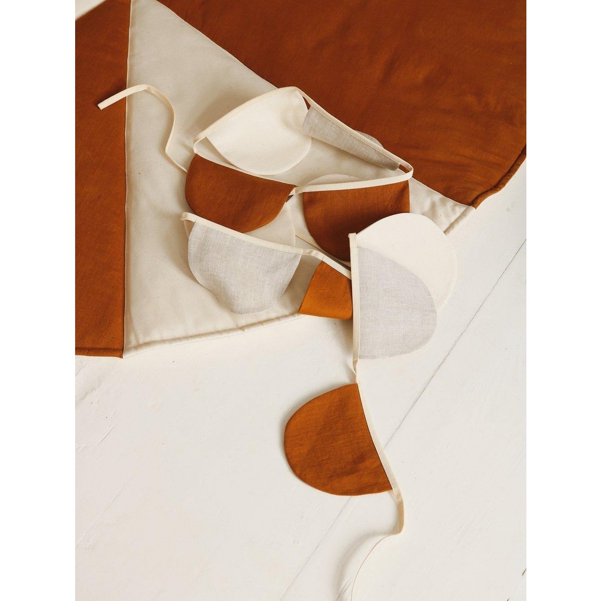 Ayla halvemaan slinger - crème geel